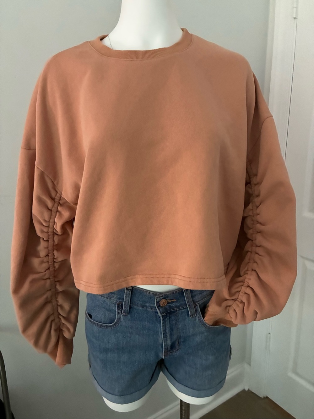 vestique Cropped Ruched-Sleeve Sweatshirt - Rusty Peach